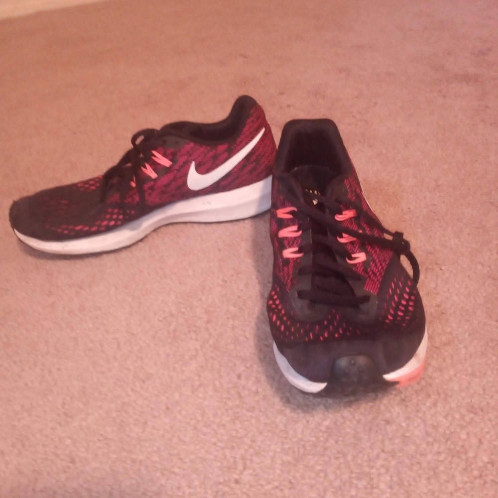 Tennis shoes